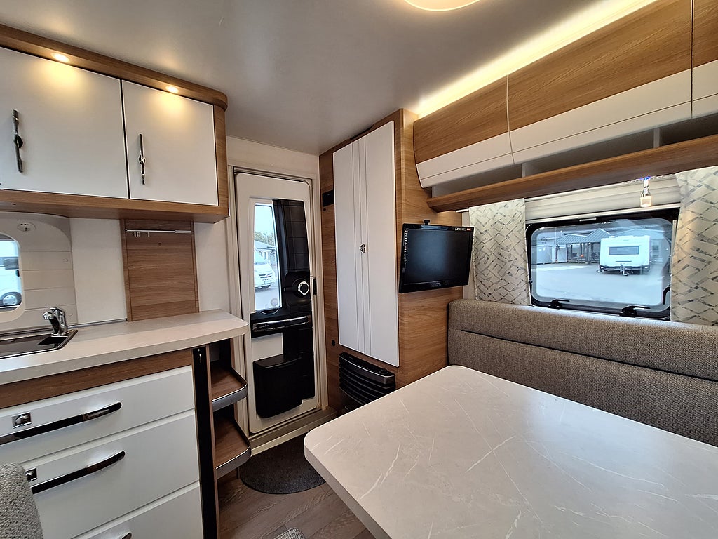 Hobby De Luxe 440 SFe Dubbelbädd, Boxmarkis