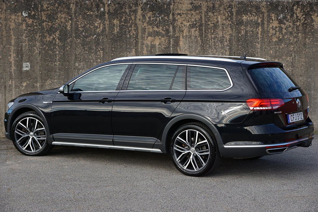 Volkswagen Passat Alltrack 2.0 TDI 240hk 4Motion Pano Massage Värmare Drag