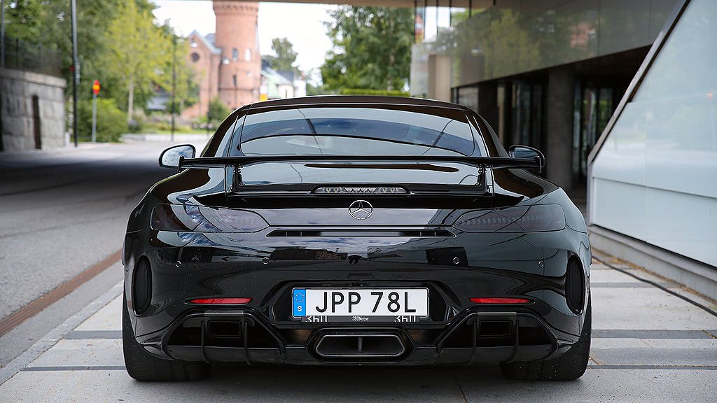 MercedesBenz AMG GT R har en V8-motor som genererar 585 hästkrafter. 