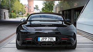 MercedesBenz AMG GT R har en V8-motor som genererar 585 hästkrafter. 