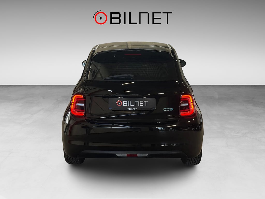 Fiat 500 e 42 kWh Long Range / Svart Metallic 4-sits Carplay