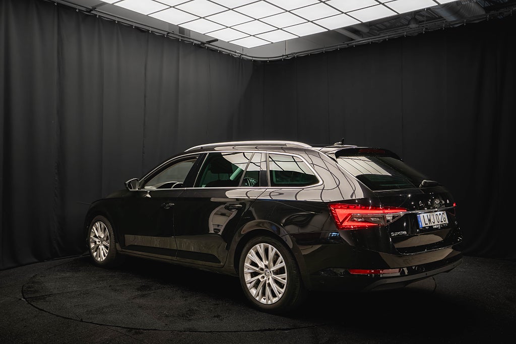 Skoda Superb iV BUSINESS STYLE DRAG B-VÄRMARE KAMERA COCKPIT MOMS