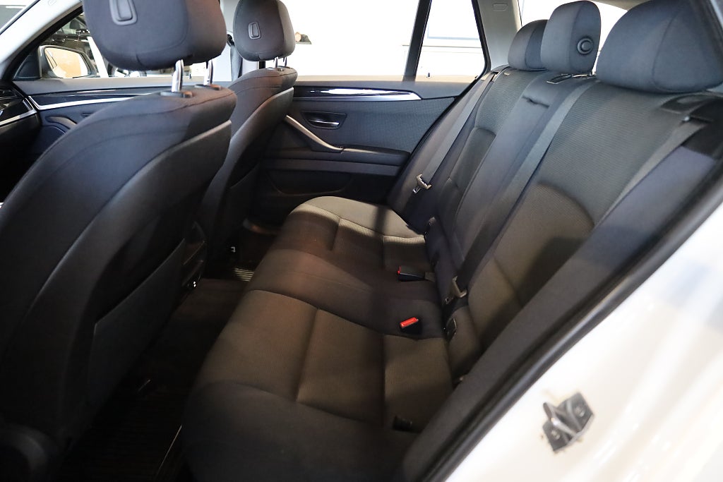 BMW 520 d Touring Aut Drag PDC Connected Blåtand Rattvärme 2016