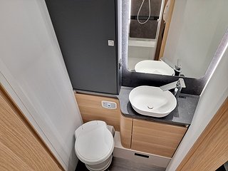 Husbil-halvintegrerad Adria CORAL 670 SC PLUS 22 av 28