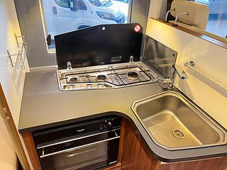 Husbil-halvintegrerad Adria CORAL PLUS 670 SLT 13 av 22