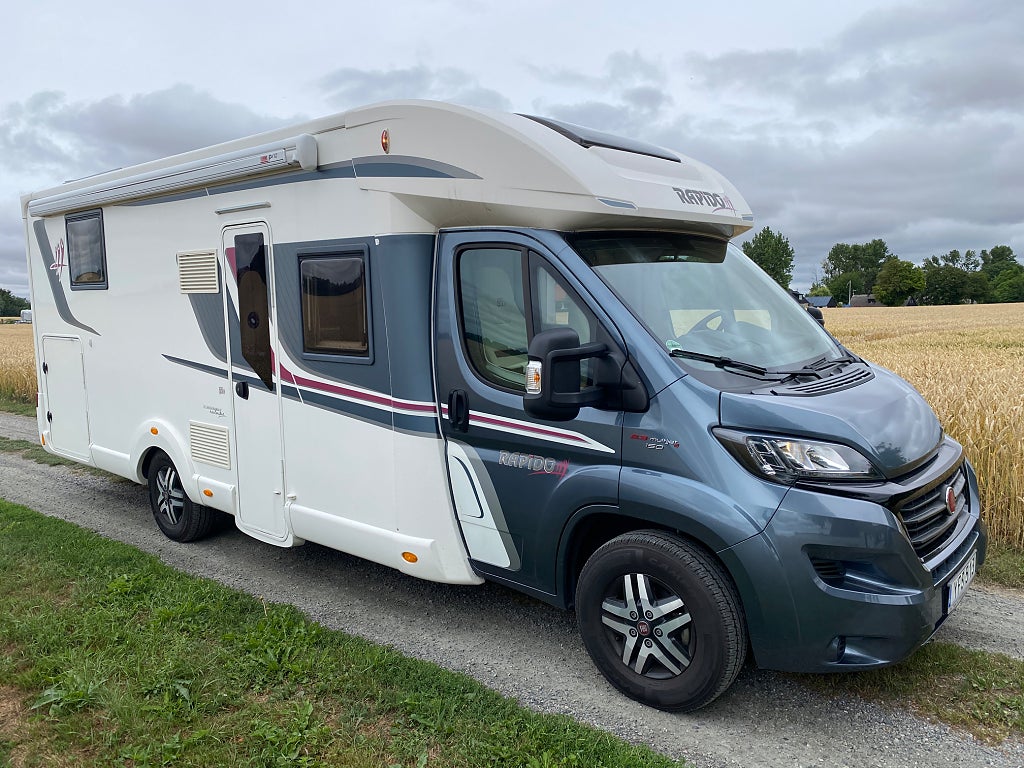 Rapido 696 FF Queensbed/ Taksäng/ Face to Face Automat/ 2.900 mil
