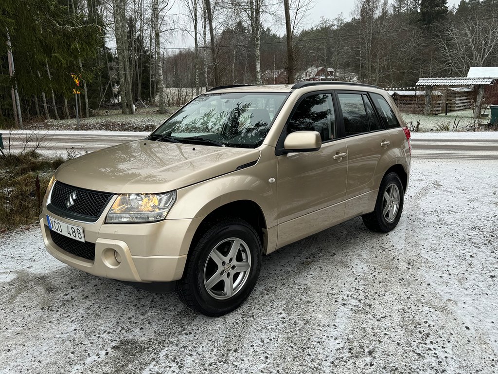 Suzuki Grand Vitara 2.0 4WD. Nybesiktigad, 1 Ägare, Dragkrok