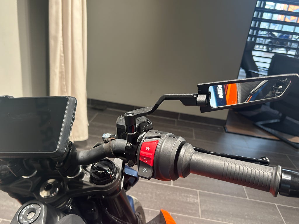 KTM Duke 125/Endast 626 mil/Dominator slip-on/stealth speglar