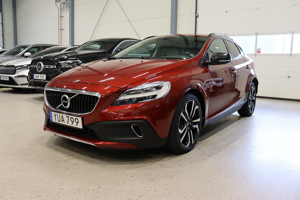 Volvo V40 Cross Country T3 Summum B-Kamera Läder Keyless Navi P-Värm 152hk