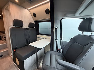 Husbil-halvintegrerad Volkswagen Crafter 177HK AUT (5 bältad) Pop-up tak & soffa/dubbelsäng bak 5 av 21