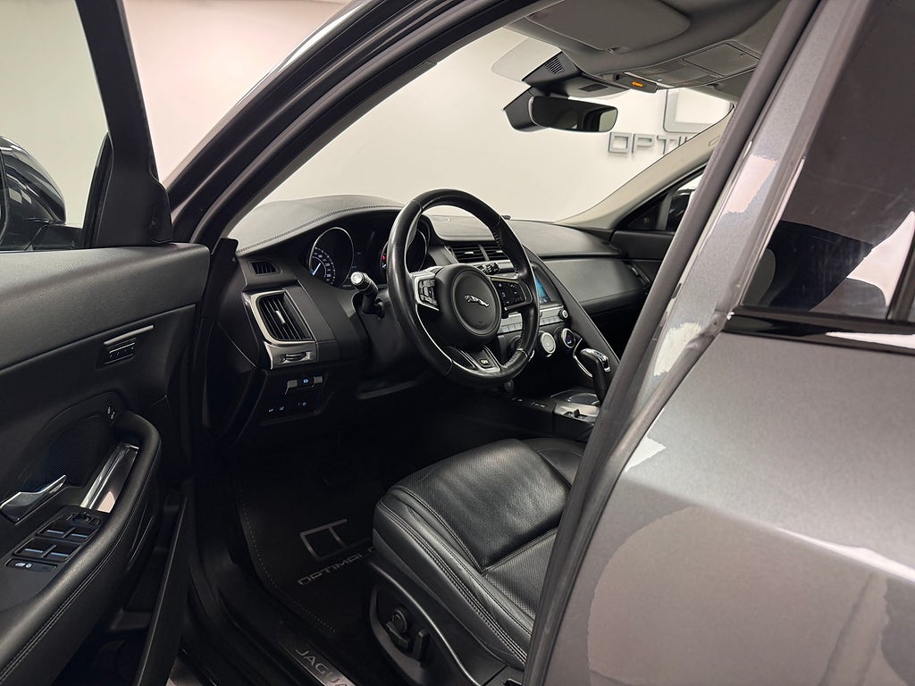 Jaguar E-PACE P200 AWD Svensksåld Black EDT. Meridian Navi LED bild 2