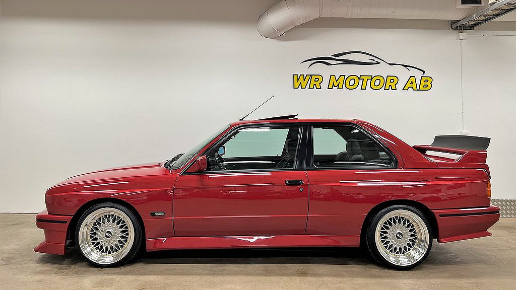BMW M3 från 1990 tillhör den klassiska E30-generationen. 