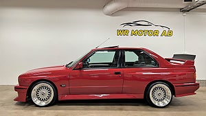 BMW M3 från 1990 tillhör den klassiska E30-generationen. 