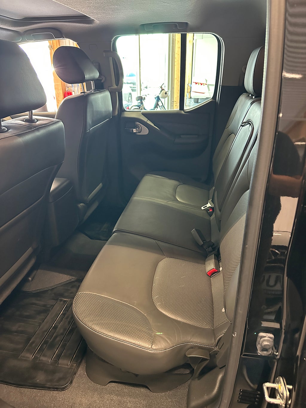 Nissan Navara Dubbelhytt 3.0 dCi V6 4x4 231 Hk Moms bil thumbnail