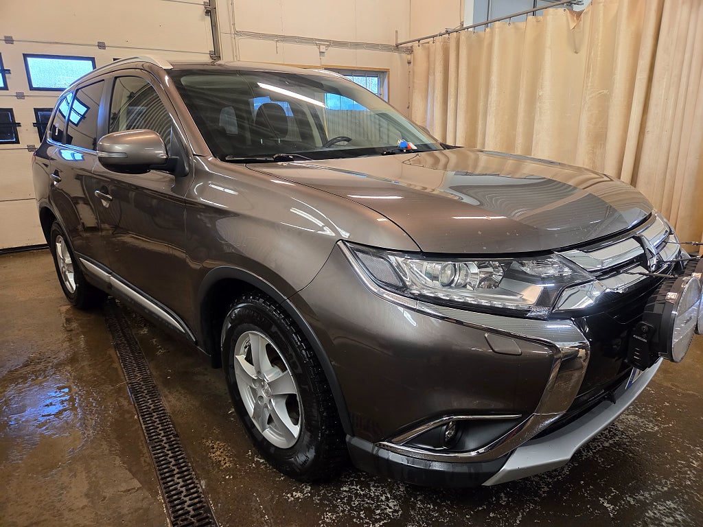 Mitsubishi Outlander 2.2 Di-D 4WD En Ägare Comfort Euro 6