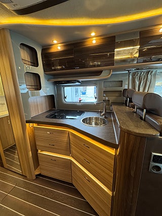 Husbil-integrerad Knaus Sun i 900 LX 177HK AUT Queensbed & exklusivt badrum! 7 av 28