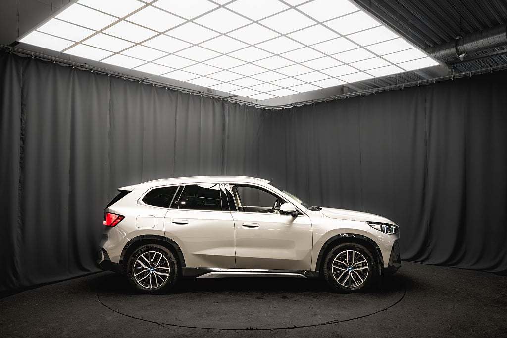 BMW iX1 xDrive30 PANO LÄDER DRAG 360° H/K HUD ELSTOL VÄRMEPUMP