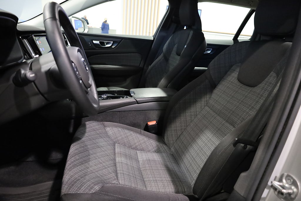 Volvo V60 Recharge T6 350hk AWD Core Edition Aut Drag Leasbar 2023