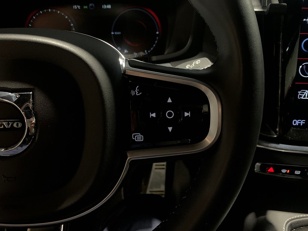 Volvo V60 Recharge T6 AWD 340hk R-Design |Navi|Kamera|Voc| 2022