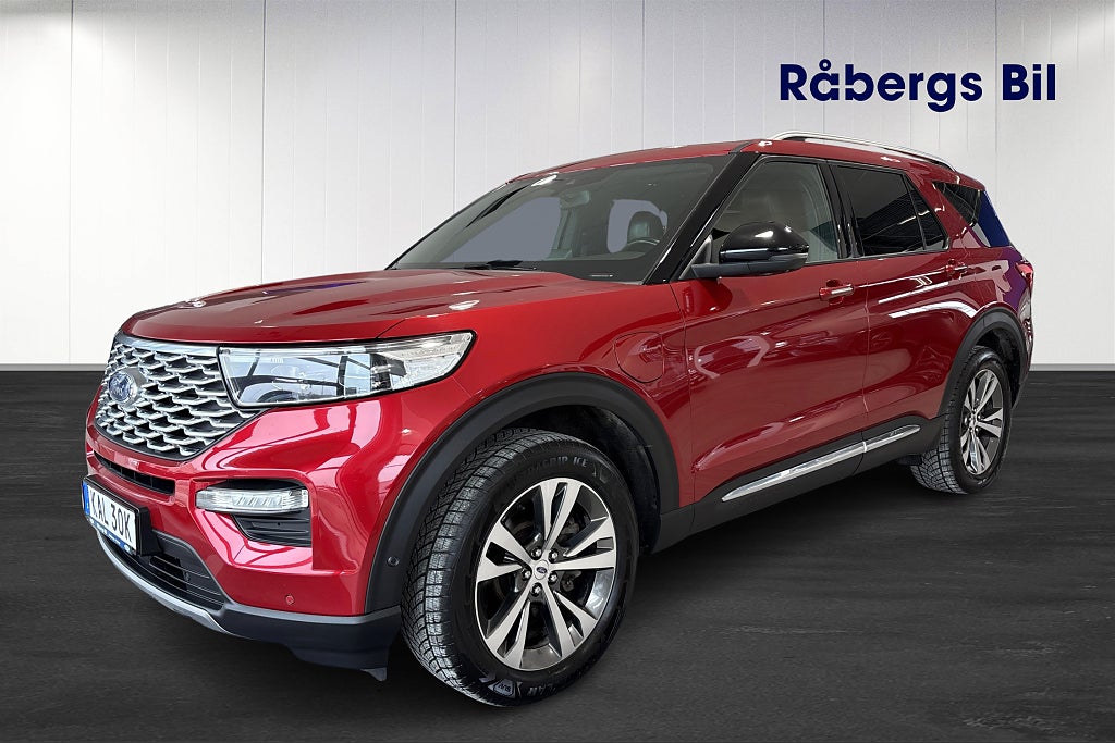 Ford Explorer Plug-In Hybrid SelectShift Platinum 7 sits