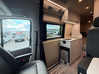 Husbil-halvintegrerad Volkswagen Crafter 177HK AUT (5 bältad) Pop-up tak & soffa/dubbelsäng bak 4 av 21