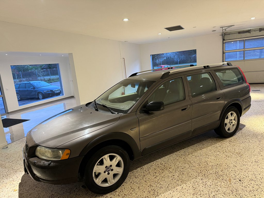 Volvo XC70 2.5t AWD automat drag ny bes Momentum 