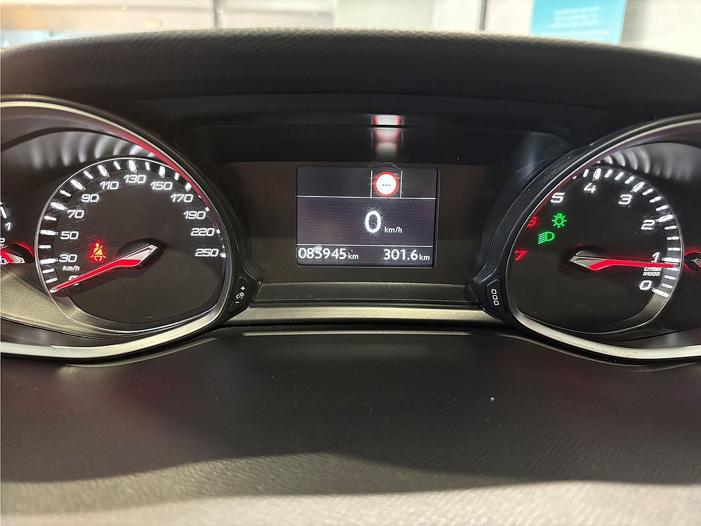 Bild på Peugeot 308 5D Allure 1.2 PT 130hk - CARPLAY, BACKSENSORER