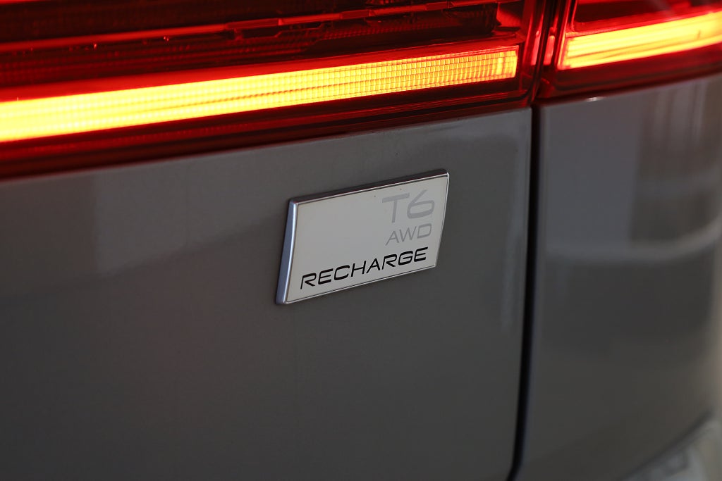 Volvo XC60 Recharge T6 AWD Geartronic Core Edition Drag Navi Moms