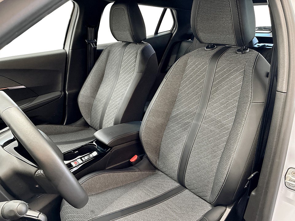 Bild på Peugeot 2008 Allure 1.2 PT 130hk CARPLAY P-SENSORER