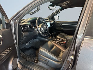 Toyota Hilux Dubbelhytt 2.8 4WD Invincible MOMS/JBL/360/Skinn/MoK