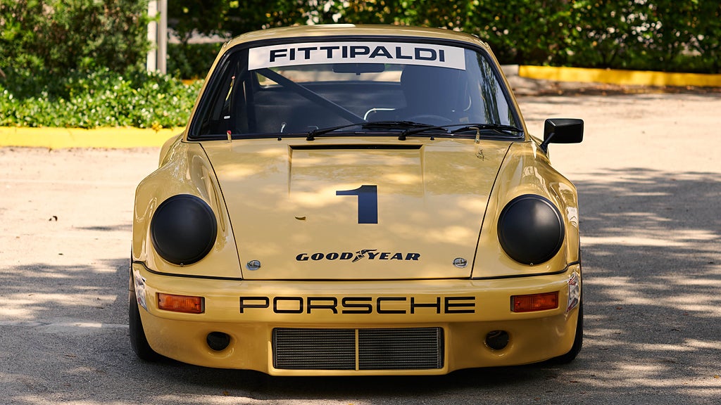 En gul Porsche 911 framifrån