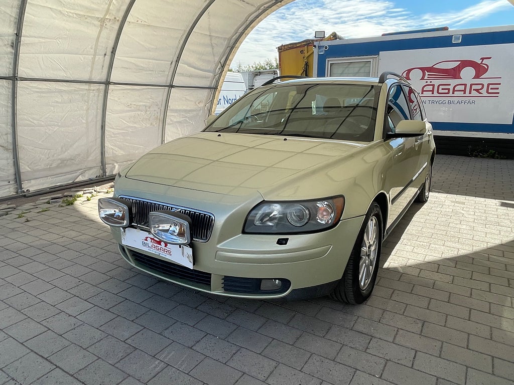 Volvo V50 2.4 NYKAMREM NYBESIKTAD NYSERVAD M-VÄRMARE S+V-HJUL