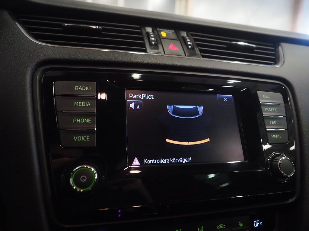 Skoda Octavia Kombi RS 2.0 TSI 220hk Dragkrok Navi P-Värm PDC 19" 2015