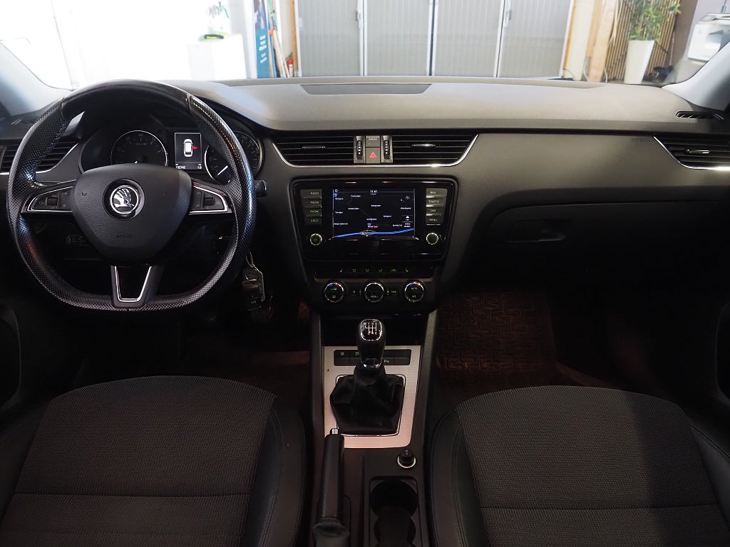 Skoda Octavia Kombi 1.4 TSI 150hk Premium Värmare Drag B-Kam 2017