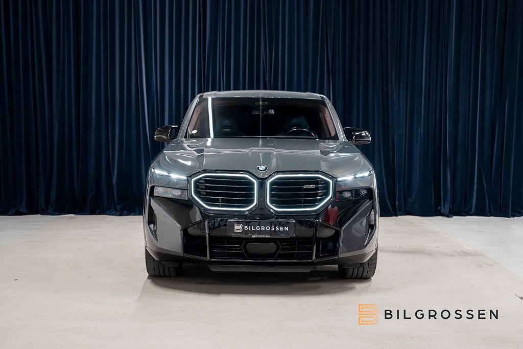 BMW XM 4.4 V8 xDrive B&W Merino Massage Softclose Bakaxelstyrn