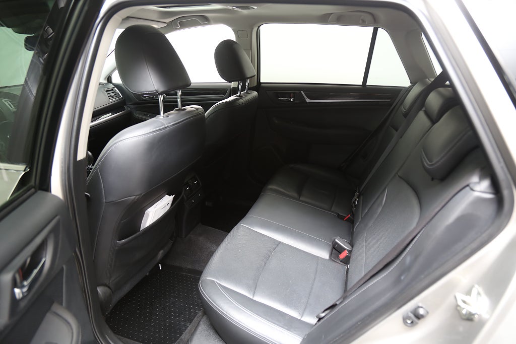 Subaru Outback 2,0D 150hk Summit AWD Aut H/K Skinn Drag 2016