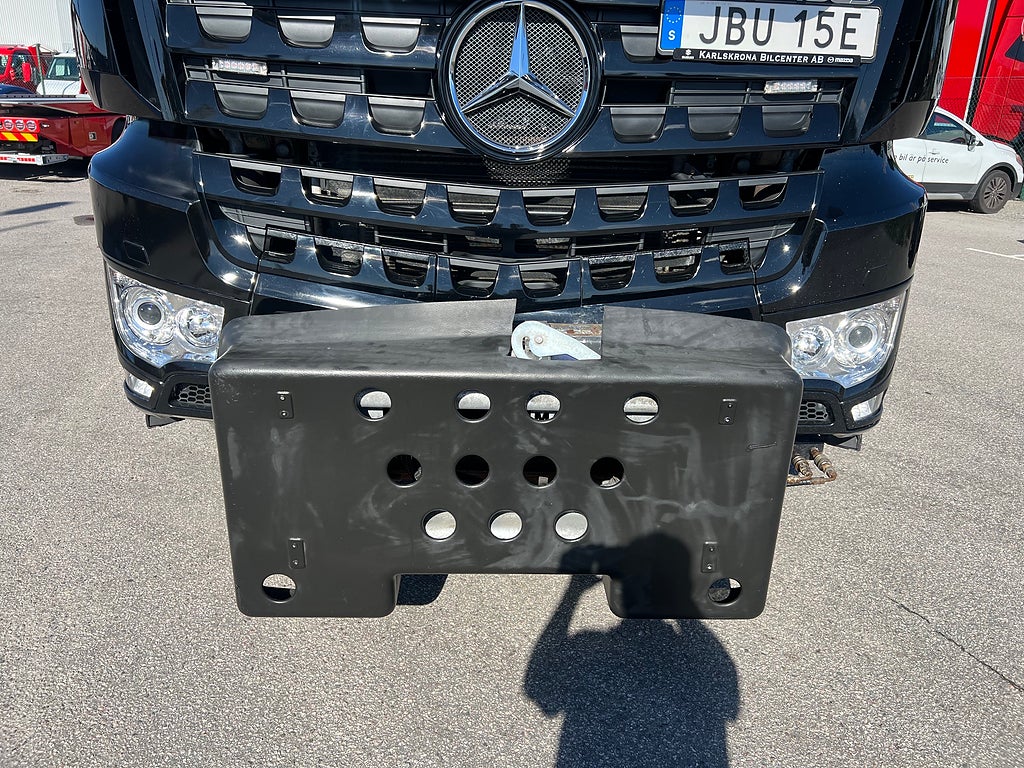 Mercedes-Benz Arocs 3251 Tridem Lastväxlare, Fullt Plogutrustad