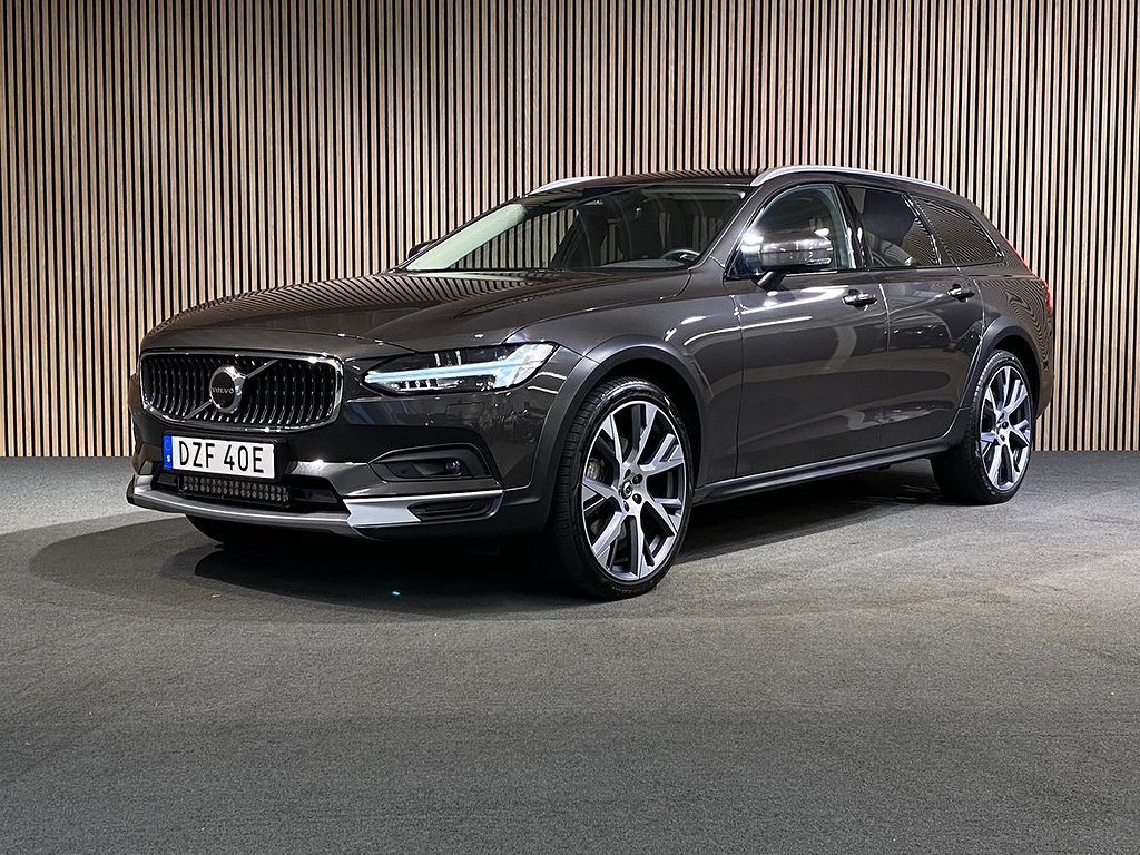 Volvo V90 Cross Country B4 AWD Ultimate I Pano I Drag I H/K I Helläder I HUD I 21\" I 5,