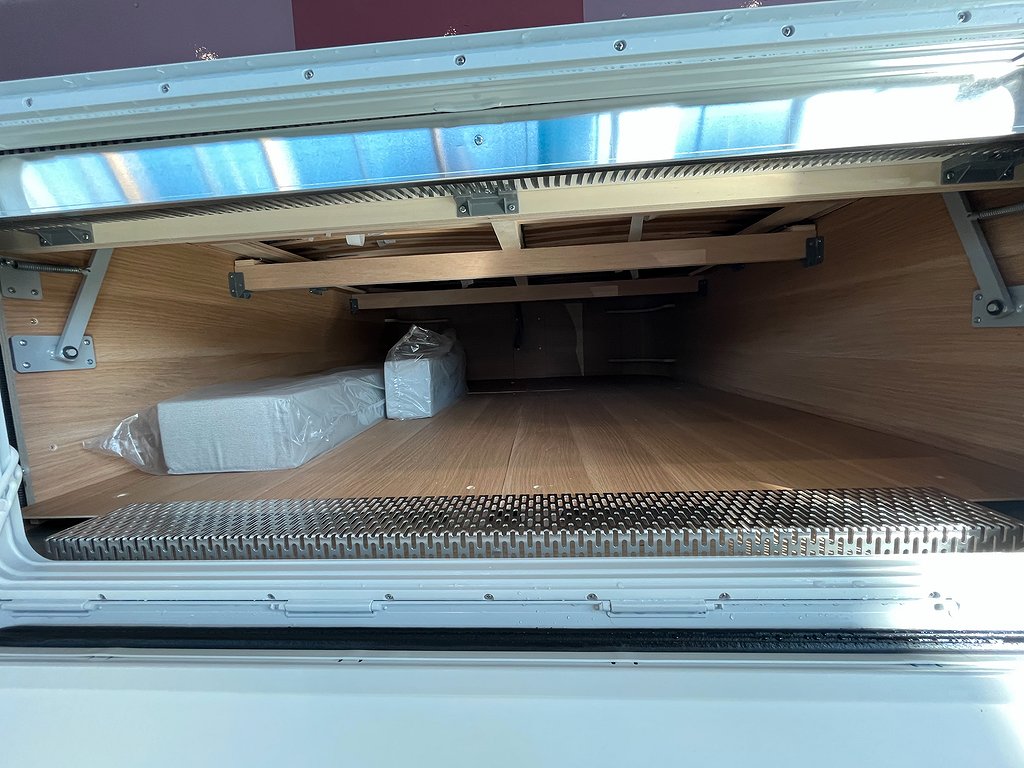 Adria Adora 613 UT /ALDE / Queens-bed på tvären / Badrum bak - Adria