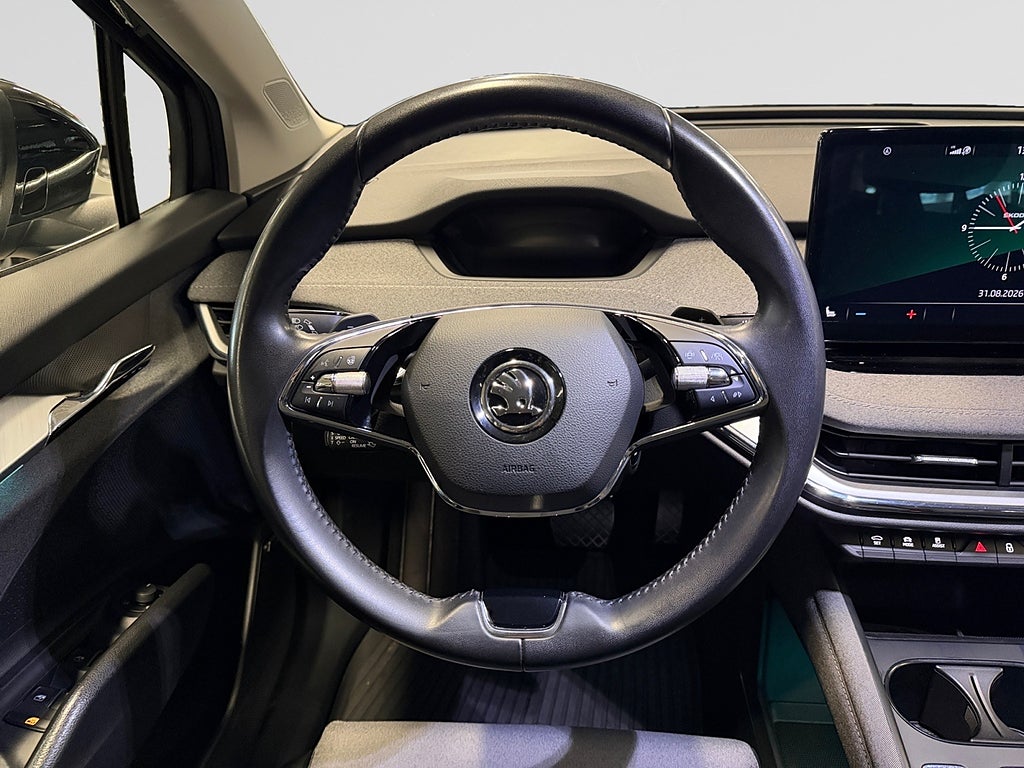 Skoda Enyaq iV 80x Dragkrok Adapativ fart 360° kamera Elstol 4WD bild 13