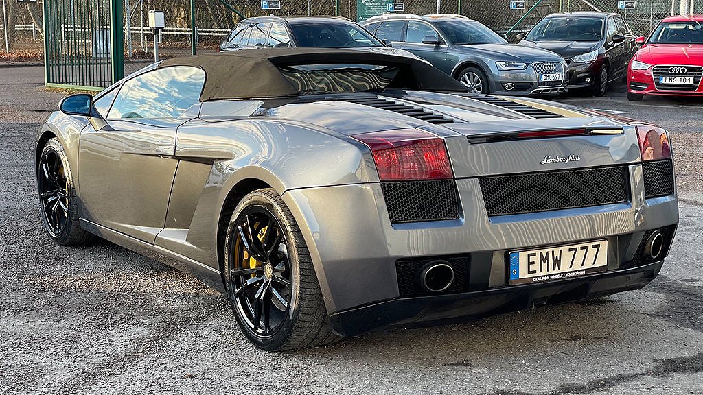 Lamborghinin har en femliters V10-motor. 