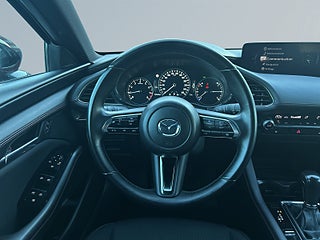 Mazda 3 Hatchback 2.0 M-Hybrid HOMURA Kamera/MoK-Värm/SoV-Däck – bild 9