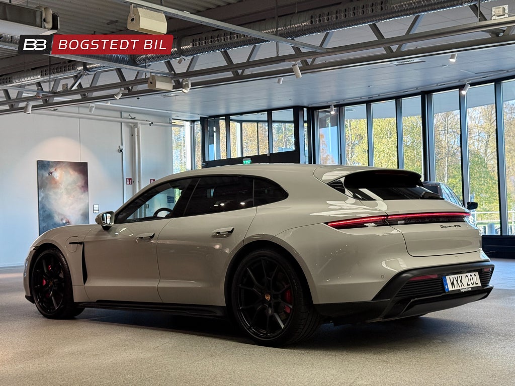 Porsche Taycan GTS Sport Turismo | Kolfiberpaket | 18-vägs | Race-Tex