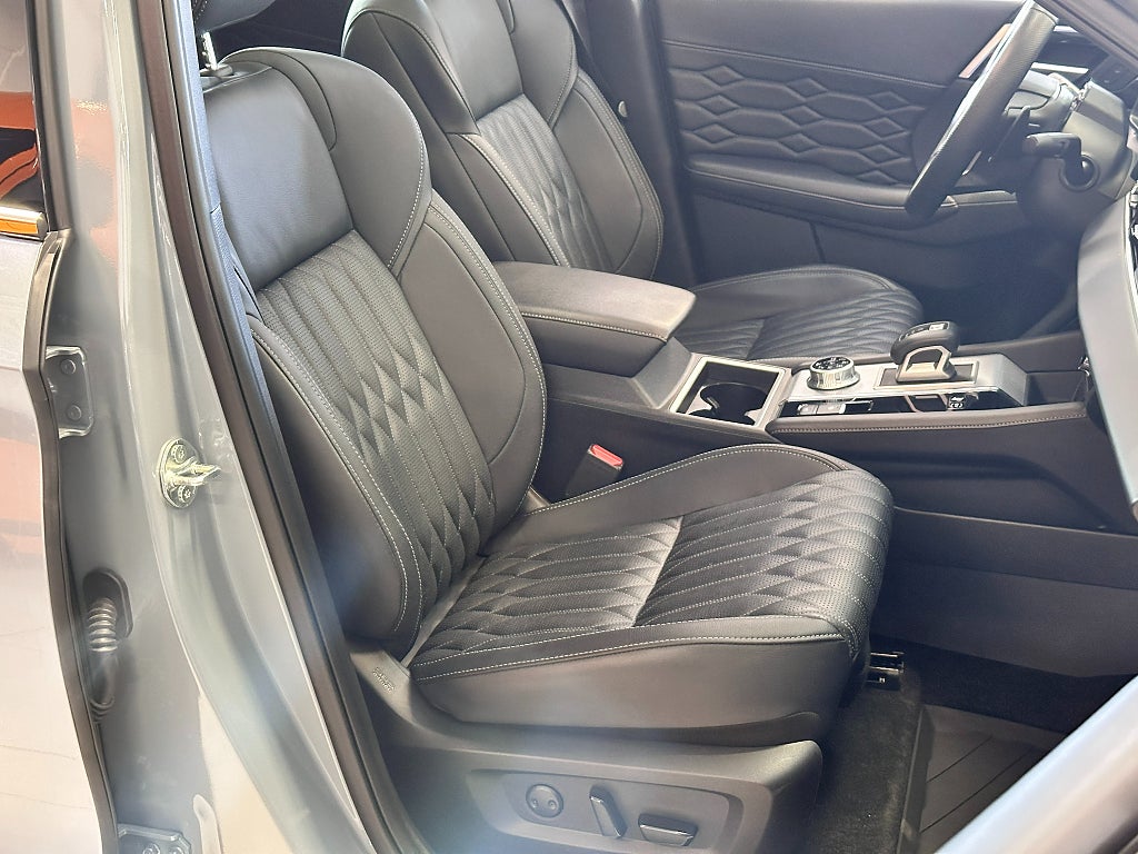 Mitsubishi Outlander PHEV CVT AWD 306hk Instyle Panorama Dragkrok thumbnail
