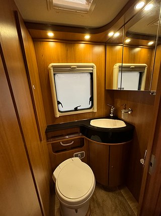 Husbil-integrerad LMC Grand Explorer I800 AUT 180HK 17 av 27