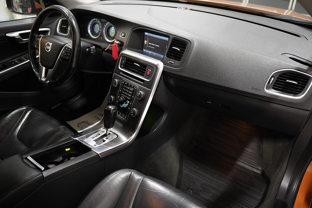 Volvo V60 Polestar Optimering D5 224hk Summum D-värmare Skinn BT