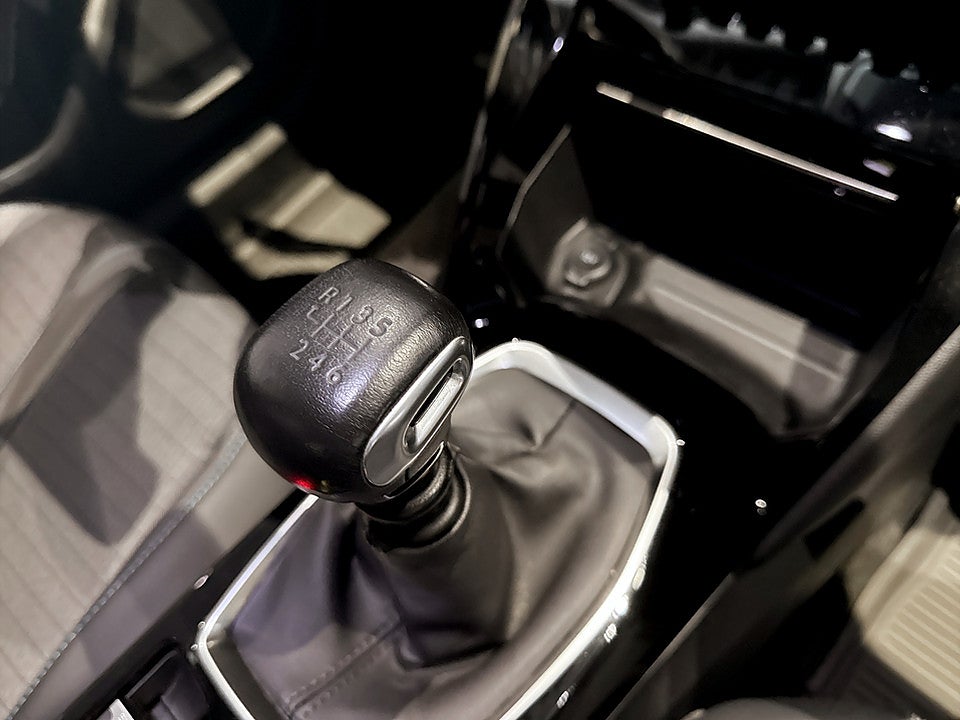 Bild på Peugeot 2008 Allure Pack 1.2 PT 130hk B-KAMERA CARPLAY