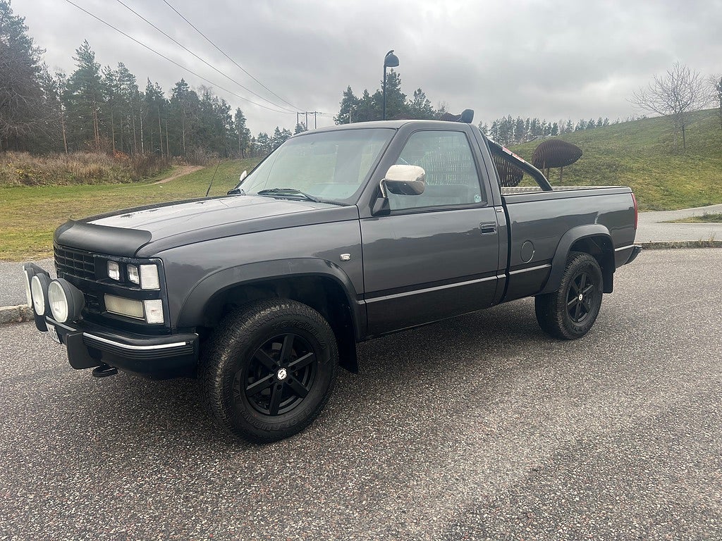 Chevrolet Silverado Fleetside Pickup med fabriksny motor!
