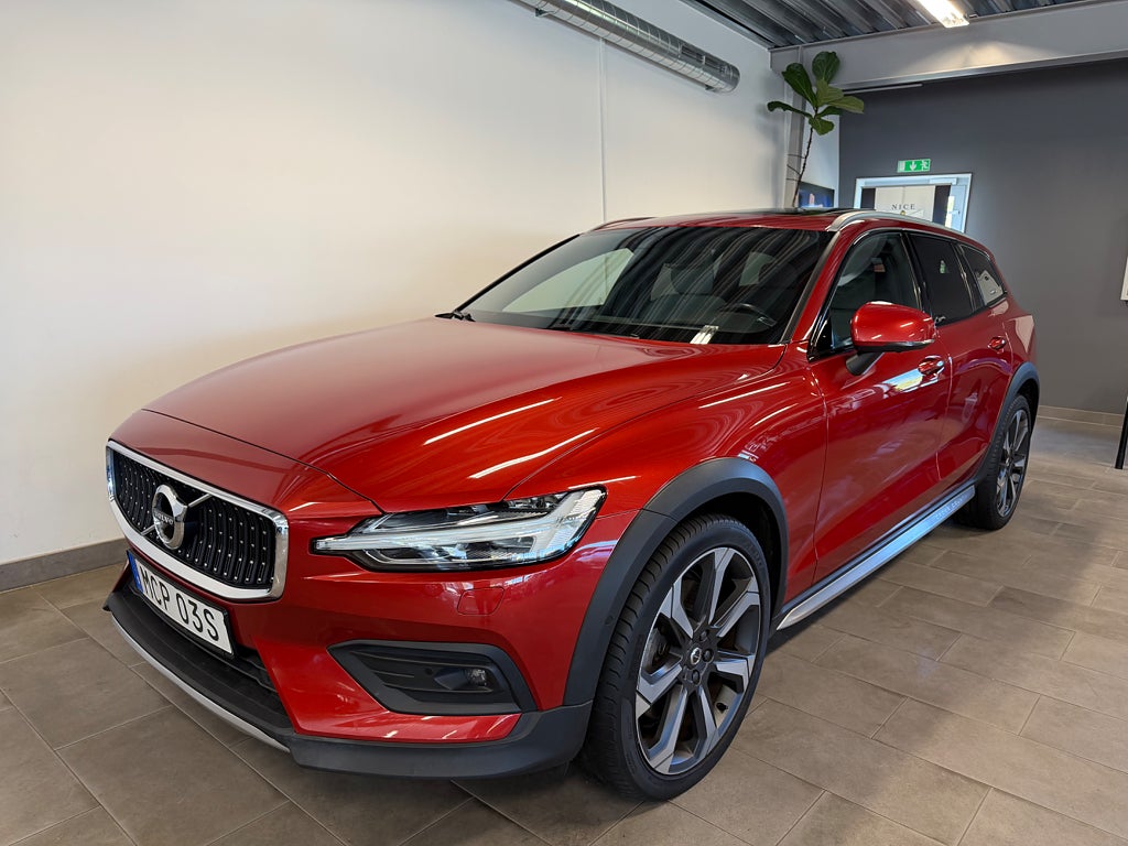 Volvo V60 Cross Country B4 AWD Momentum Pano B&W HUD 360° Drag Polestar opt