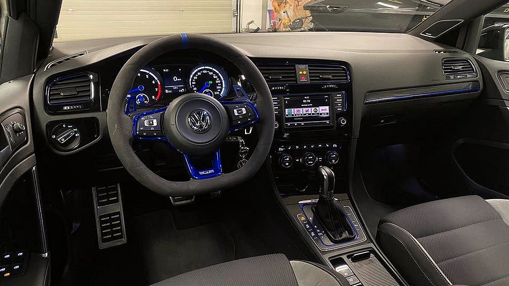 Bilen har ett sportavgassystem från Milltek. 